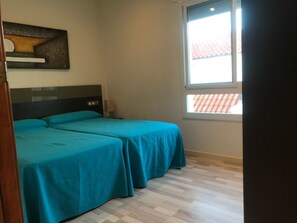 Apartment, 4 Schlafzimmer, Balkon, Meerblick | 1 Schlafzimmer, hochwertige Bettwaren, individuell dekoriert
