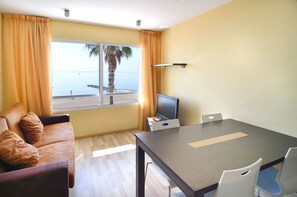 Departamento, 1 habitación, vista al mar | Área de sala de estar | Televisión de pantalla plana de 24 pulgadas con canales vía satélite