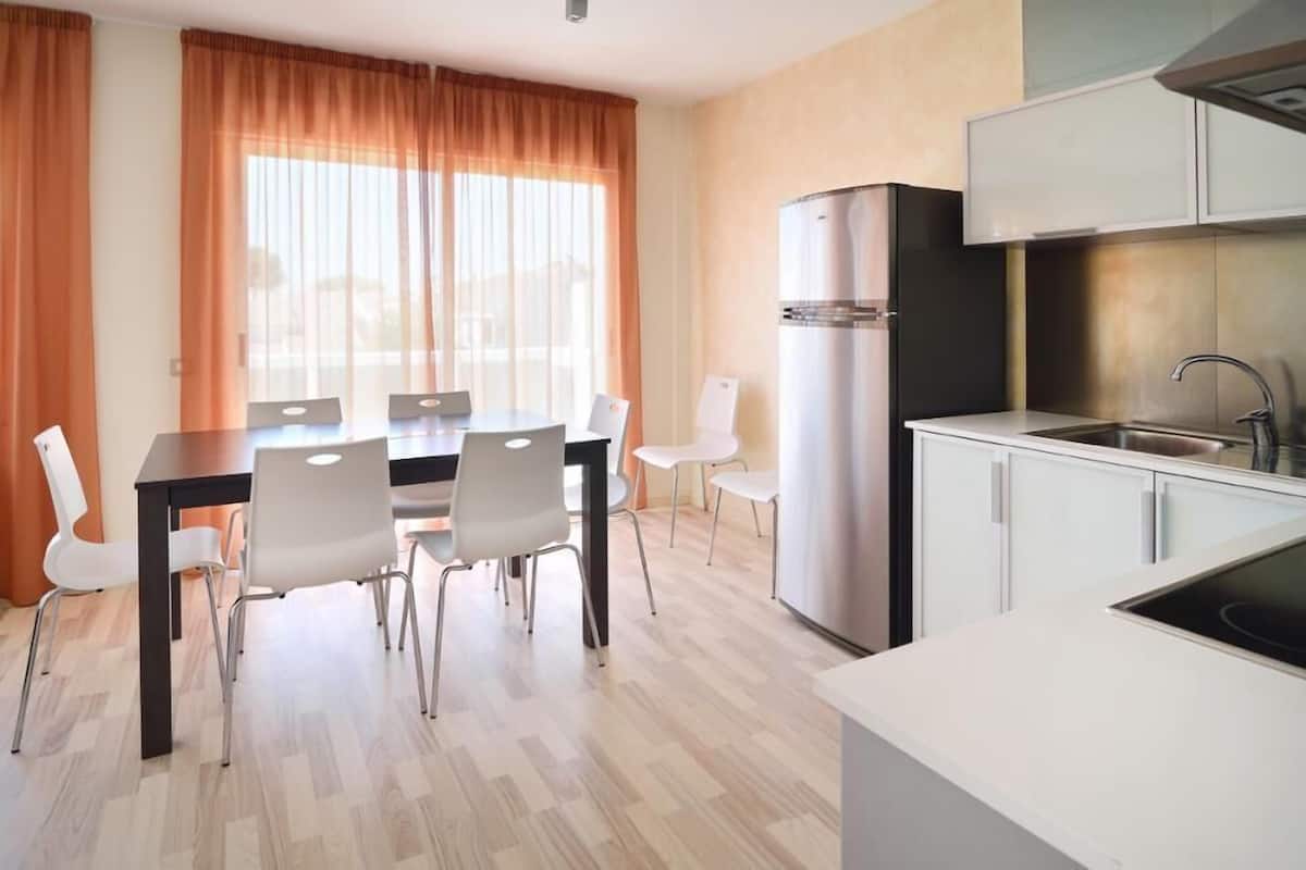 Departamento, 4 habitaciones, balcón, vista al mar | Área de sala de estar | Televisión de pantalla plana de 24 pulgadas con canales vía satélite