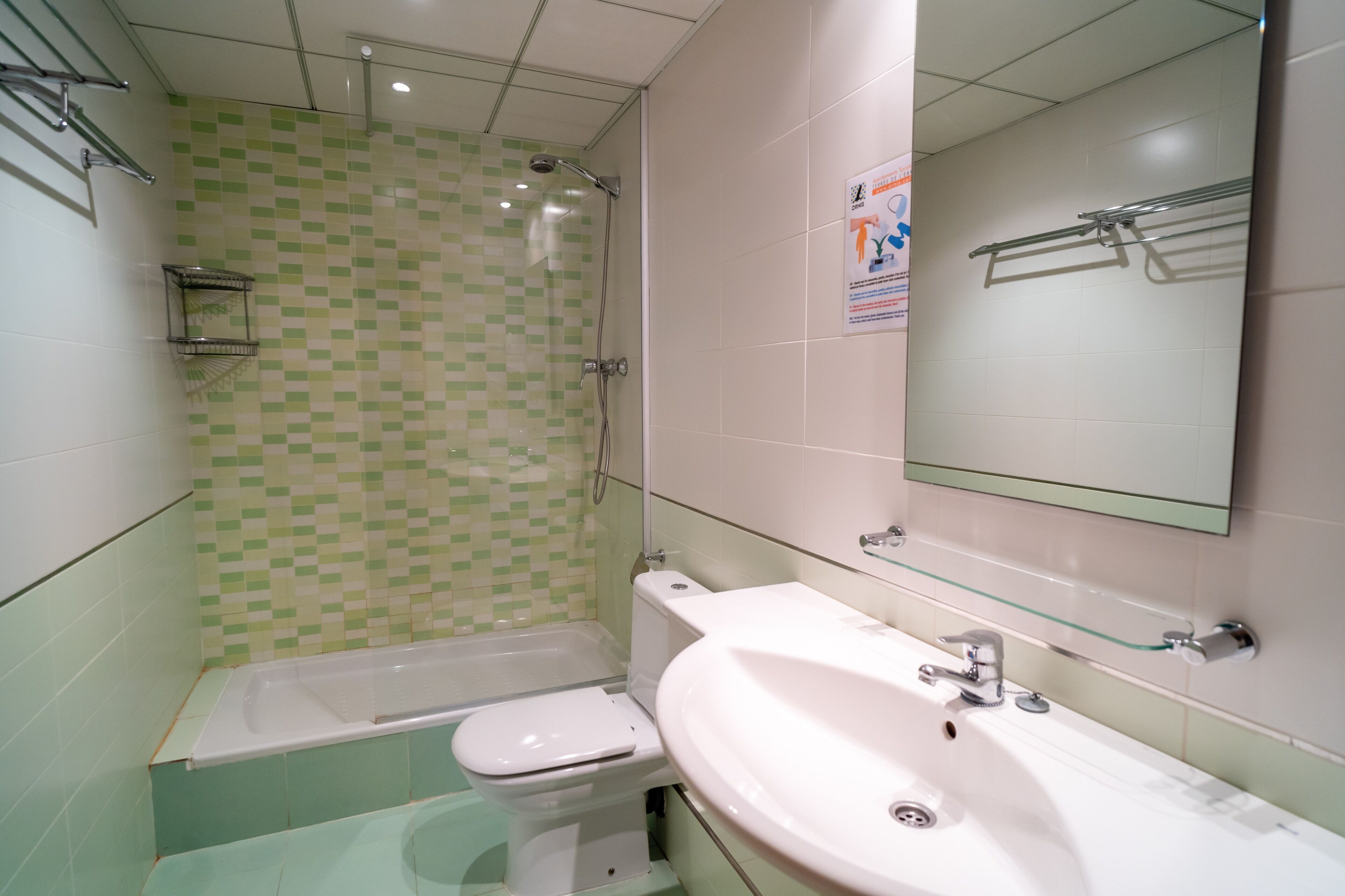 Un bagno con il water, una vasca e un lavandino.