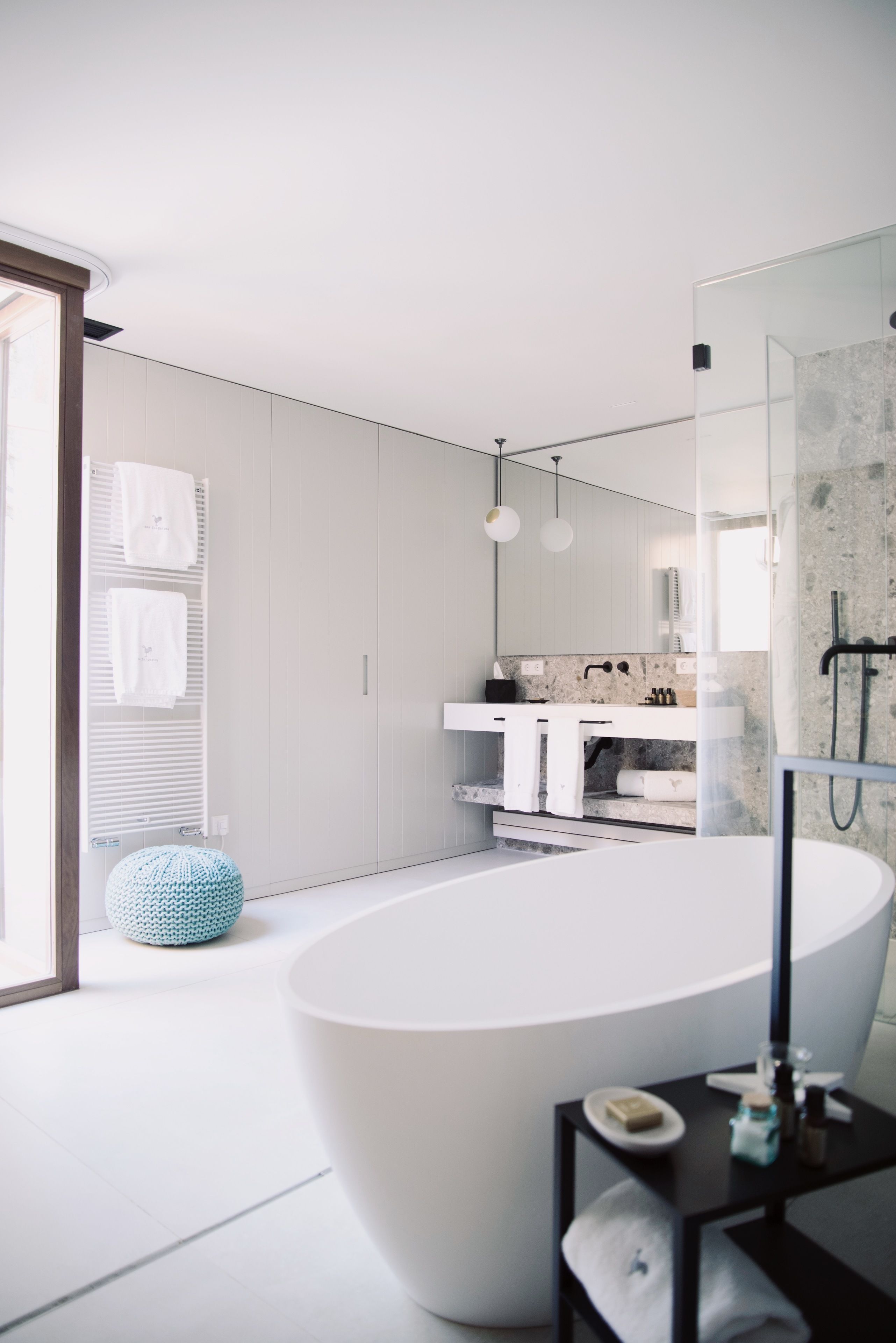 Deluxe suite | Badkamer | Designer toiletartikelen, een haardroger, badjassen, pantoffels