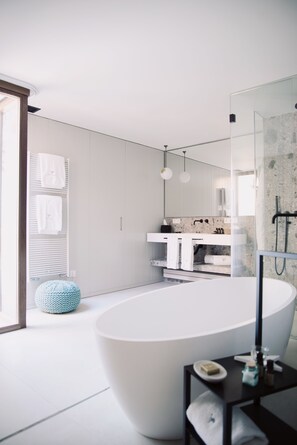 Suite Deluxe | Baño | Amenidades de baño de diseñador, secadora de cabello, batas, pantuflas 