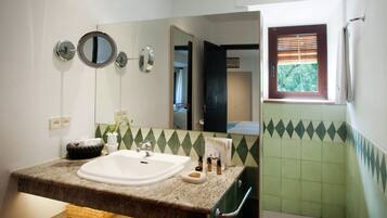 Un baño con lavabo, espejo y ventana.
