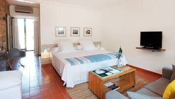 Junior suite, op benedenverdieping | 1 slaapkamer, een kluis op de kamer, individueel gedecoreerd