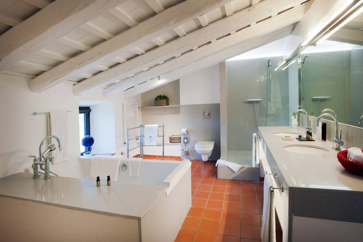 suite | 1 bedroom, in-room safe, individually decorated, individually furnished