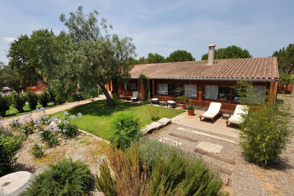 Villa Deluxe, 1 camera da letto, sauna, lato giardino (Vil·la Empordà) | 1 camera, una cassaforte in camera, con stile personalizzato