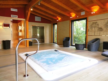 Indoor spa tub. Hotel Zum Leineweber