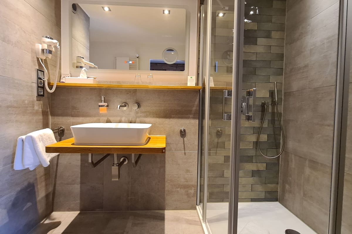 premium double room | bathroom | shower, free toiletries, hair dryer, towels