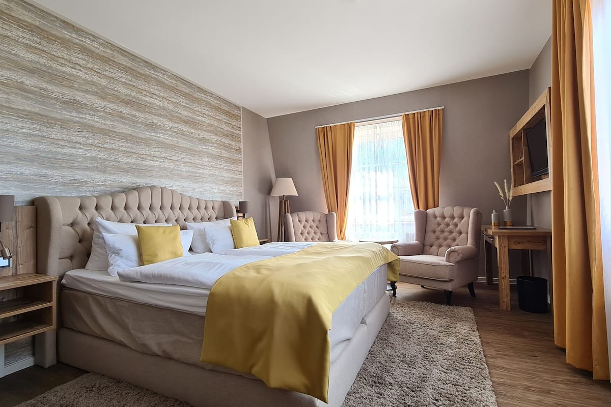 premium double room | 1 bedroom, premium bedding, minibar, desk