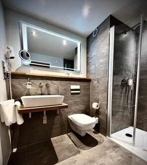 Habitación doble Premium | Baño | Regadera, amenidades de baño gratuitas, secadora de cabello, toallas 