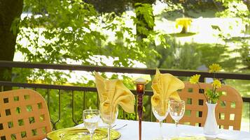 Breakfast, lunch, dinner served; Italian cuisine