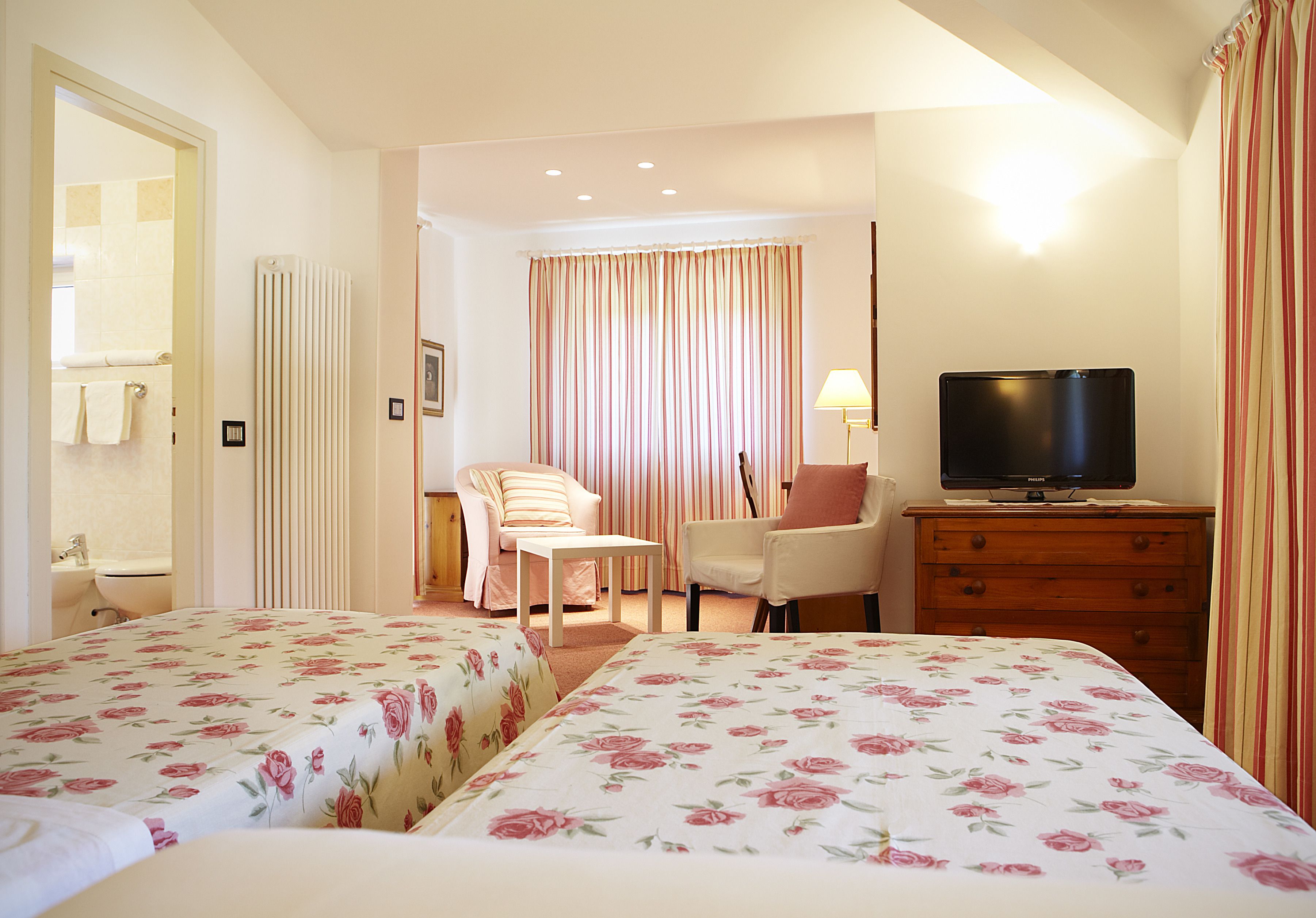 In-room safe, desk, free WiFi