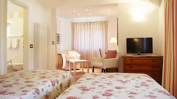 In-room safe, desk, free WiFi