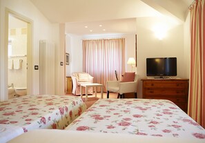 In-room safe, desk, free WiFi