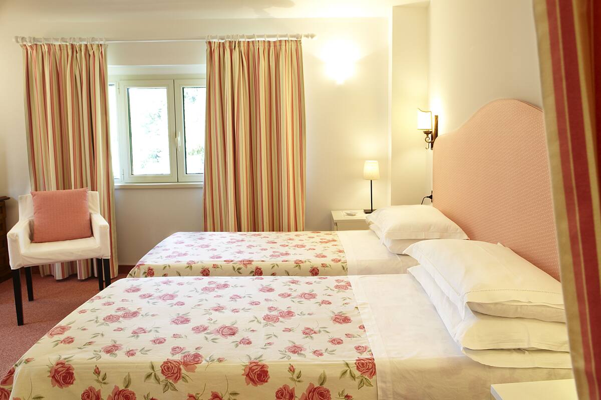 Twin Room | In-room safe, desk, WiFi (free)