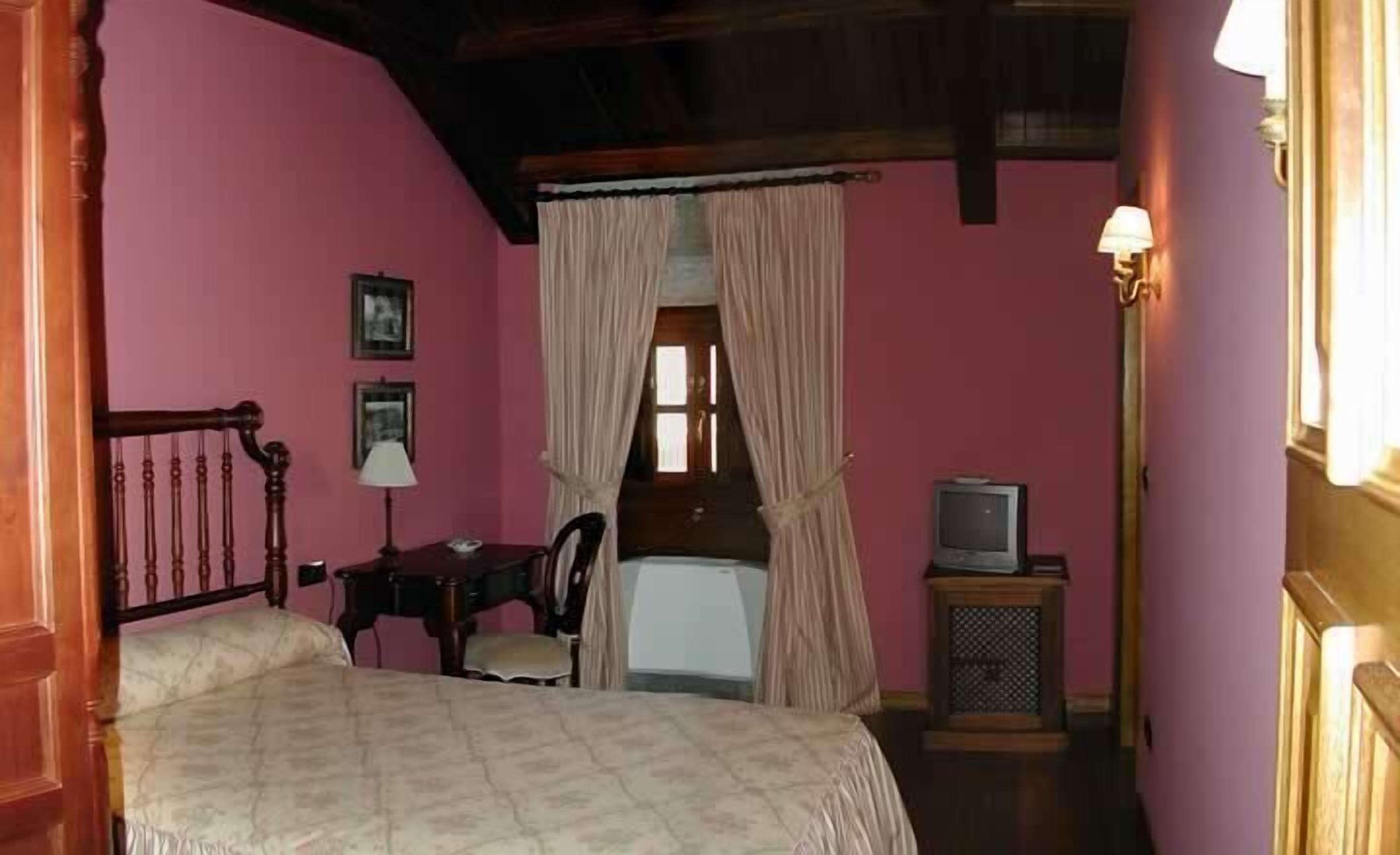 Caja de seguridad en la habitación, escritorio y cortinas blackout 