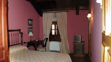 Een kluis op de kamer, een bureau, verduisterende gordijnen, gratis wifi