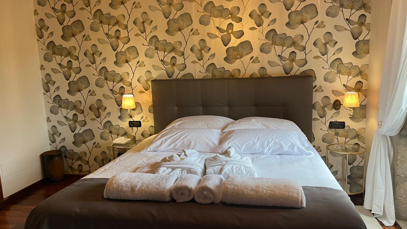 Eenvoudige kamer, 1 twee- of 2 eenpersoonsbedden, uitzicht op tuin | Een kluis op de kamer, een bureau, verduisterende gordijnen, gratis wifi