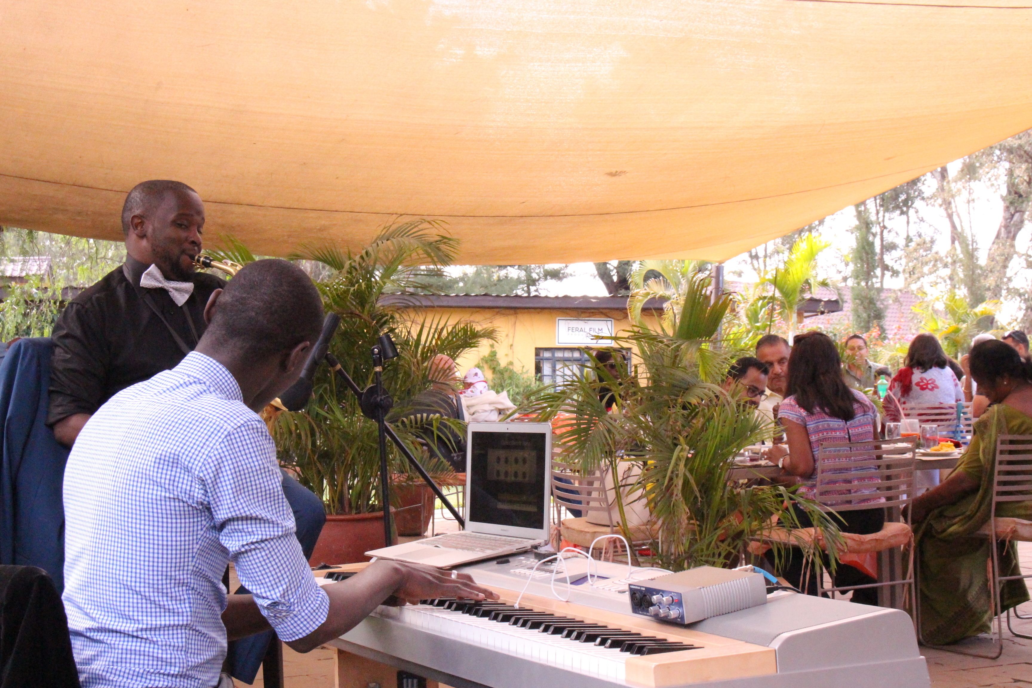 Sarapan, makan tengah hari dihidangkan; masakan Mediterranean, taman 