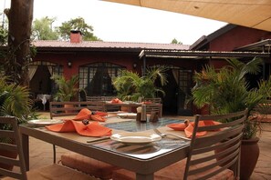 Se sirven desayunos y cocina mediterránea, con vista al jardín 