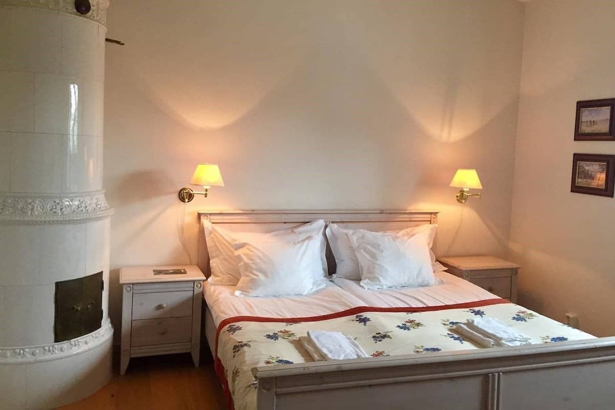 Habitación doble | Decoración personalizada, muebles diferentes y cortinas blackout