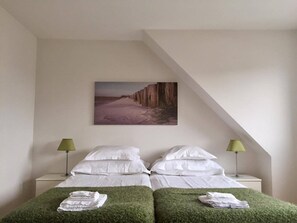 Decoración personalizada, muebles diferentes y cortinas blackout 