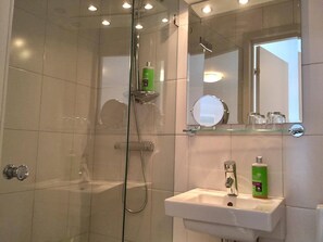 Shower, free toiletries, hair dryer, towels - Hotell Spelabäcken (Skanör)