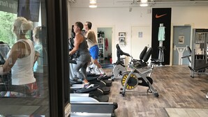 A gym with treadmills, stationary bikes, and weight machines. - Hotell Spelabäcken (Skanör)