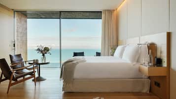 Akelarre Ocean Suite | Minibar, una cassaforte in camera, una scrivania, tende oscuranti
