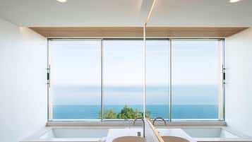 Akelarre Ocean Suite | Bagno | Vasca e doccia separate, soffione a pioggia, asciugacapelli, accappatoio