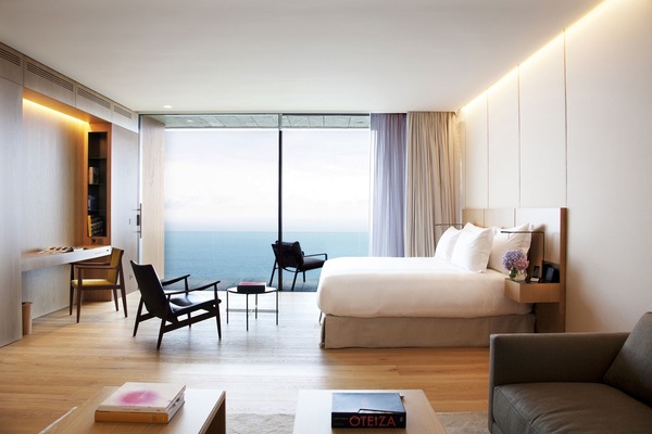 Akelarre Ocean Suite | Minibar, in-room safe, desk, blackout curtains