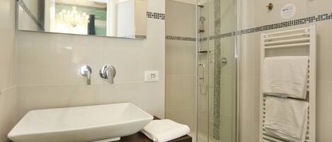 Classic Double Room | Bathroom | Shower, free toiletries, hair dryer, bidet
