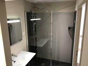 Habitación doble superior | Baño | Ducha y toallas