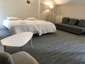 Family Room | Desk, soundproofing, free WiFi, wheelchair access - Echologia Hôtel dans un lieu insolite (Louverné)