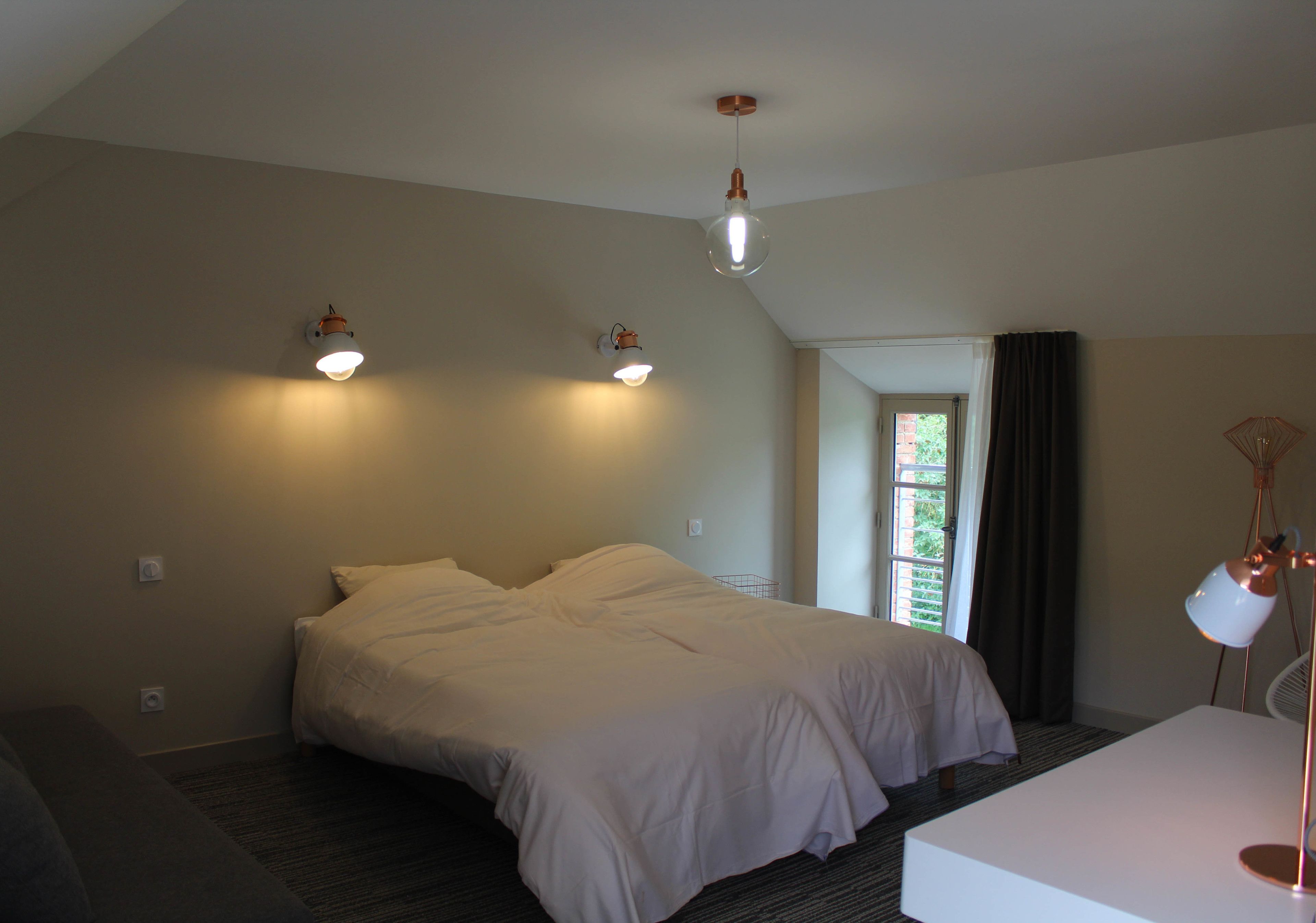 Desk, soundproofing, free WiFi, wheelchair access