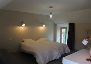 Chambre Double Supérieure | Bureau, système d’insonorisation, accès au Wi-Fi (inclus)