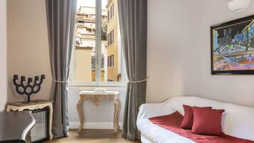 Camera King | Blackout drapes, iron/ironing board, free cribs/infant beds, free WiFi