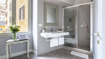 Camera King | Bathroom | Shower, free toiletries, hair dryer, bidet