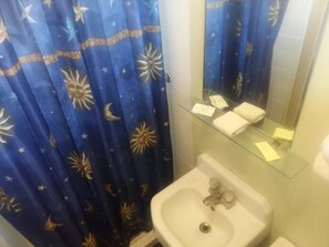 Habitación estándar doble | Baño | Artículos de higiene personal gratuitos y toallas