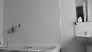 Family Room, Ensuite | Bathroom | Combined shower/bathtub, hair dryer, towels