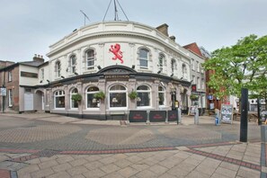 Front of property - OYO The Red Lion Hotel  (Luton)