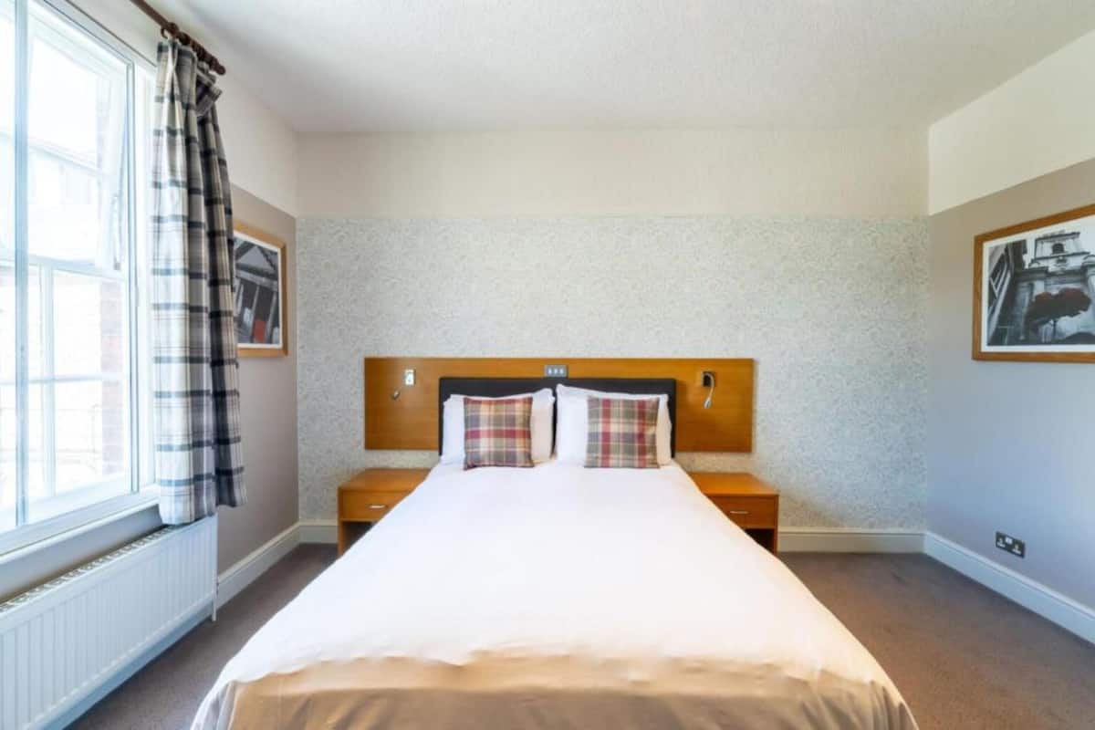 1 habitación, tabla de planchar con plancha y ropa de cama