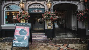 Exterior del pub The Red Lion amb un cartell publicitari d'un esdeveniment amb DJ en viu el 02.11.19.
