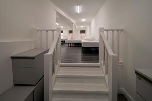 Tabla de planchar con plancha y ropa de cama 