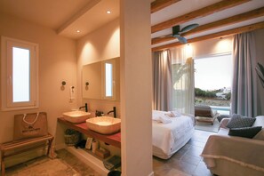 Hypo-allergenic bedding, down duvets, pillow-top beds, free WiFi - Kostantakis Winery & Residence (Milos)