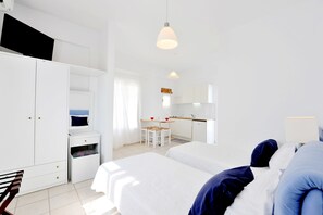 Basic Bungalow | Hypo-allergenic bedding, down comforters, pillowtop beds, free WiFi