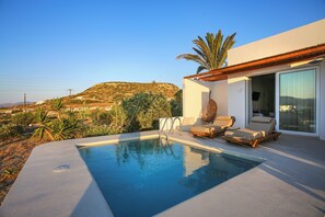 Hypo-allergenic bedding, down duvets, pillow-top beds, free WiFi - Kostantakis Winery & Residence (Milos)