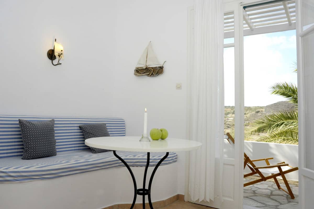 Honeymoon Studio | Hypo-allergenic bedding available, down comforters, pillowtop beds