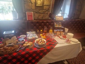 Daily English breakfast for a fee - West Port Hotel (Linlithgow)