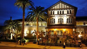 A hotel with a classic architectural style, featuring a prominent entrance with arched windows and a balcony. - Hotel Igeretxe (Getxo)